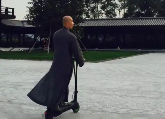 他是古惑仔"恐龙哥",风月片后剃度出家,近况穿僧衣玩滑板车