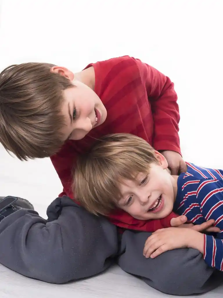 两兄弟拥抱,被隔绝在白色