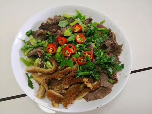 牛肚和牛键肉切薄,和香菜拌在一起.