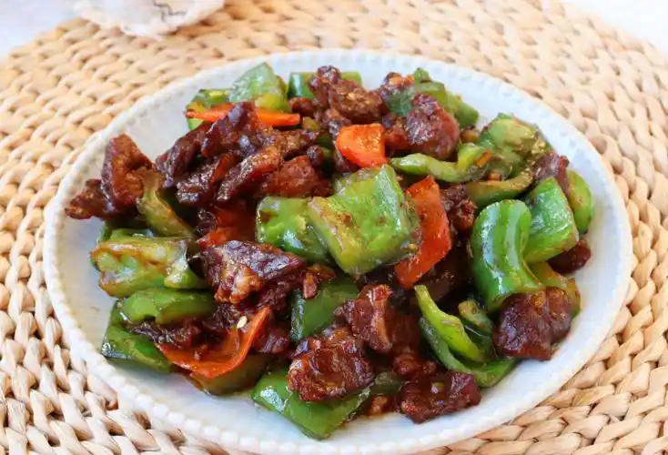 冬奥同款菜美味好吃的快手菜青椒炒牛肉