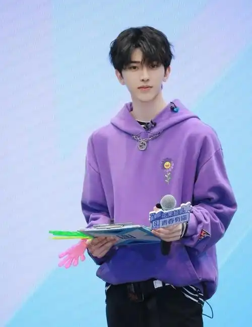 学点蔡徐坤的穿搭就算是紫色也能很爷们一点都不娘