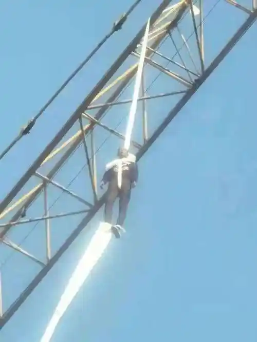 南阳一烂尾楼上有人上吊身亡虚惊一场是假人