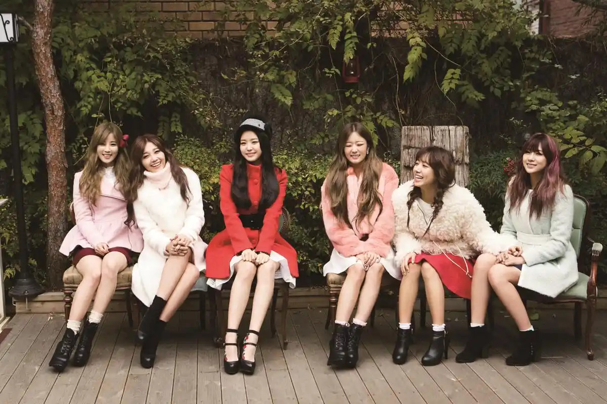 apink,韩国女子音乐团体,成员由朴初珑,尹普美,郑恩地,孙娜恩,金南珠