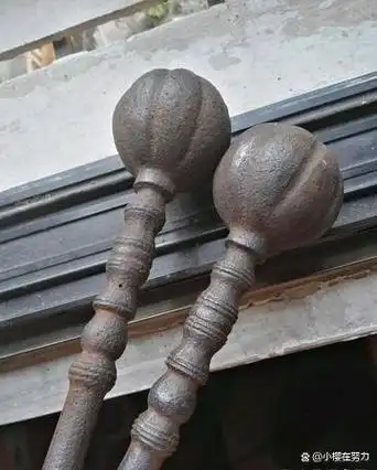 这一种,锤头呈蒜头状.冷兵器爱好者们,在网上展示的小铁锤.