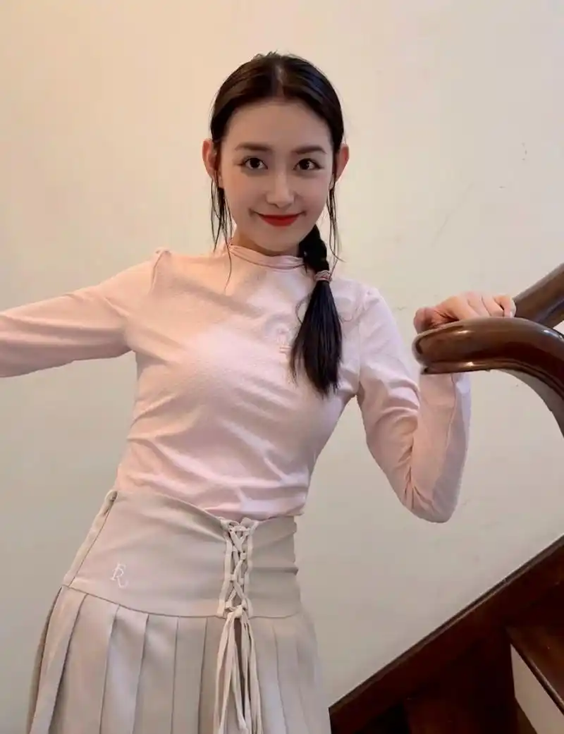 蒋依依录完综艺有走红的迹象了,她配合节目晒生活照,粉色长袖配卡其