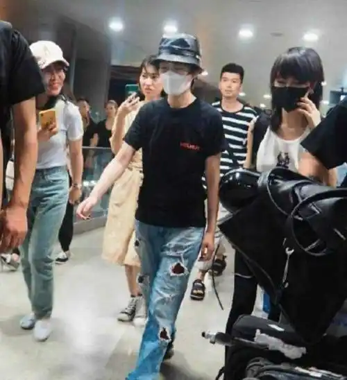 曾轶可却因小事被全网喷彭于晏机场违规被罚网友却笑着原谅