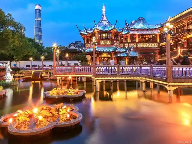 作为上海著名的古典园林之一,豫园是游客来到上海必去的景点之一.