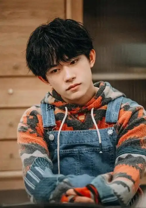 易烊千玺真的胖了10斤吗?穿背带裤配卫衣,a4腰看着好羡慕