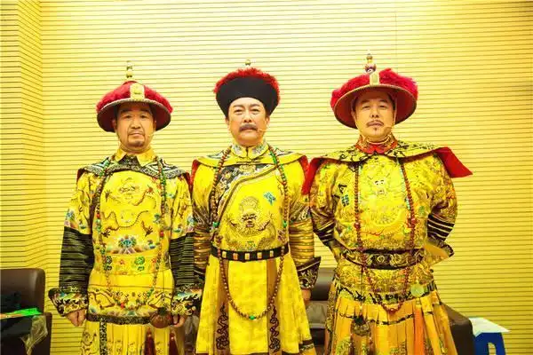 张国立的康熙,唐国强的雍正,张铁林的乾隆,哪个让你印象深刻