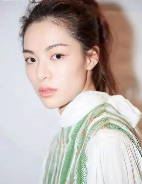 那些尖下巴,瓜子脸,让人感觉有些腻,方圆脸越来越吃香了