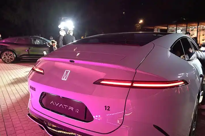 粉色的汽车  描述已自动生成