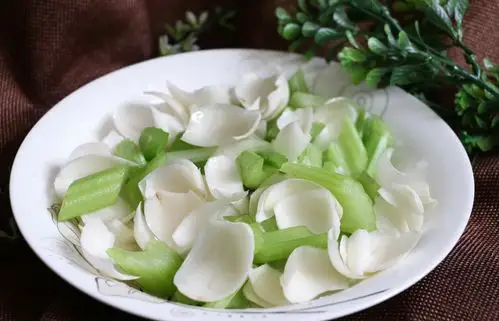 原创西芹炒百合,低脂少油瘦身版家常菜,清淡爽口超美味,做法很简单