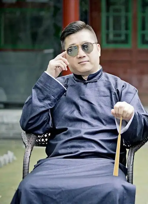 张鹤伦德云社,亚洲最大传统艺术男子天团,从2006年春节期间在凤凰卫视