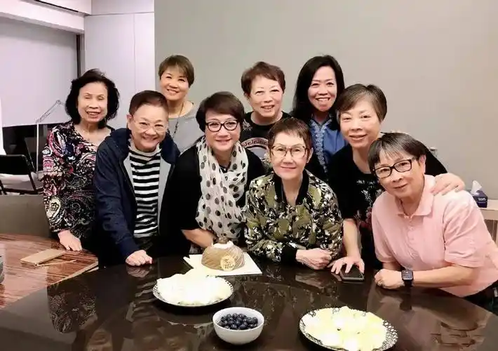 将2女培养成学霸邓光荣妻子罕露面保养得宜气质高雅出众