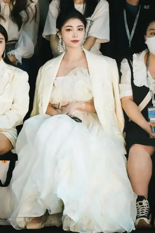 许佳琪白玫瑰婚纱大片