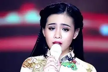 04:13越南抒情歌曲,听过的人都说好听简介:一位漂亮越南女歌手唱的