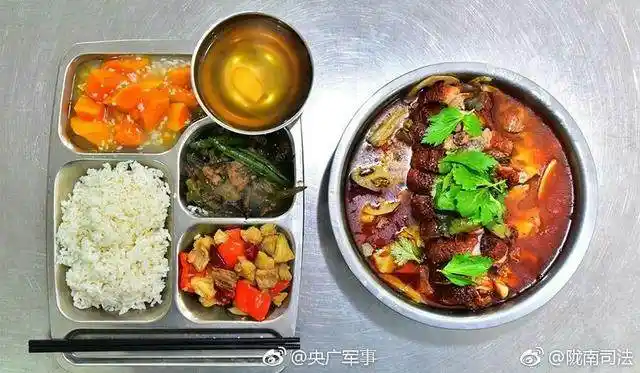 中韩部队伙食对比,还是我们的兵哥哥吃得好啊!