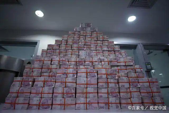 "土耳其新年乐透大奖"彩票奖金存放在当地的一家银行里,现金堆积如山