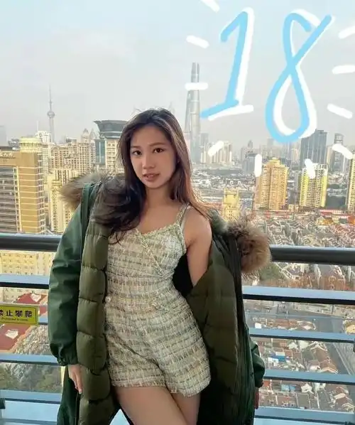 18岁甄济如返港看展秀九头身模特身材甄子丹替女儿挡桃花