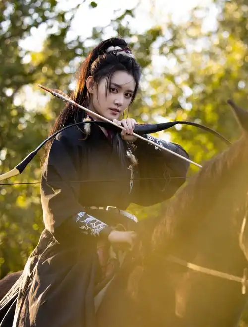 蒋依依古装骑马照片:蒋依依太适合古装造型了,身骑高头大马-度小视