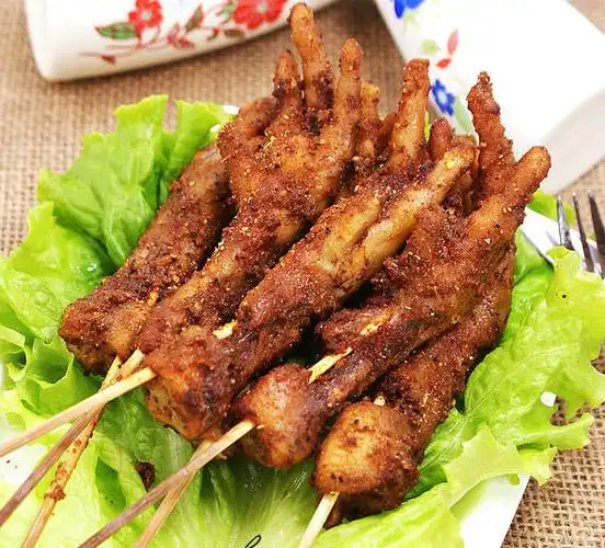 首页 食谱大全 家常菜谱  成品图:      1,鸡爪必须要先经过煮制,这样