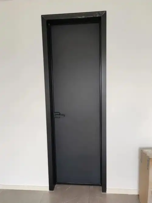 装修翻车 两个卫生间门,一个普通长虹玻璃,一个灰油沙,长虹的还勉强