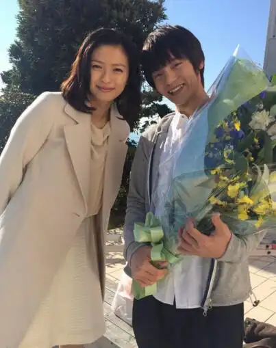 【图】荣仓奈奈和贺来贤人宣布结婚 共演《为了n》相识相恋