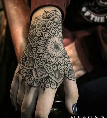 高雅华丽,手腕处繁花图腾纹身图案