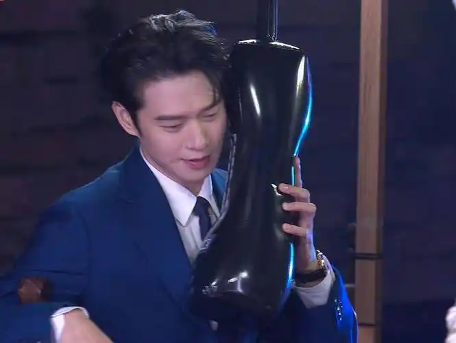 井柏然,魏大勋,宋威龙一条船,则是一人拿了个大哥大的道具,画面喜人.