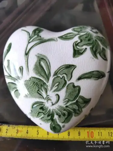 挂瓷,一个手绘花卉,一个丝网印花,80年代外销瓷.