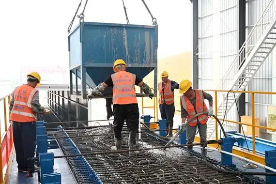 工人们正在浇筑混凝土.