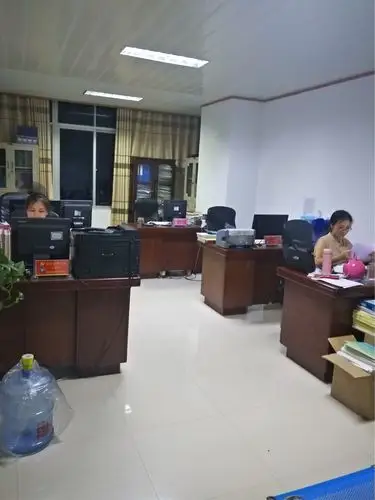 业务人员深夜加班审核改错.