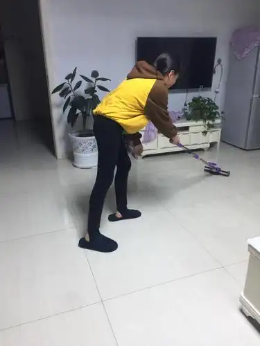 这是晚上在家拖地