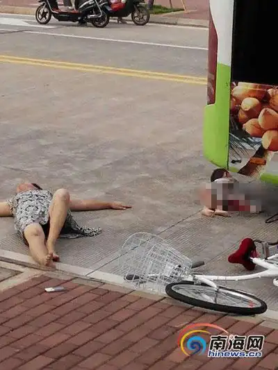海口20路公交车站外倒车撞上车尾单车 2岁半女童被碾压身亡