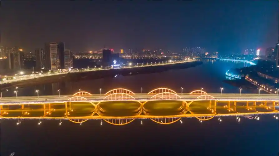 肇庆新区长利河大道桥 李显才 摄△西江大桥 李显才 摄相互辉映