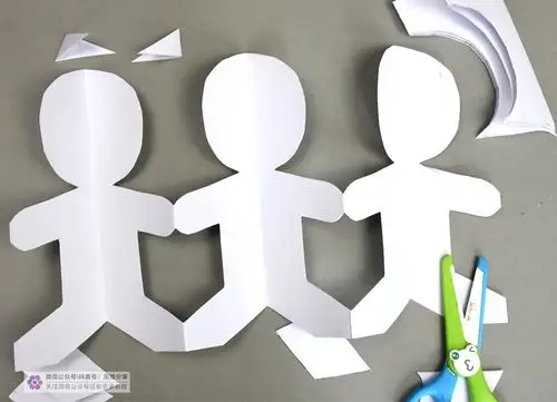 的线框将图案剪下来后将纸慢慢打开,就得到了三个空白的手拉手的小人