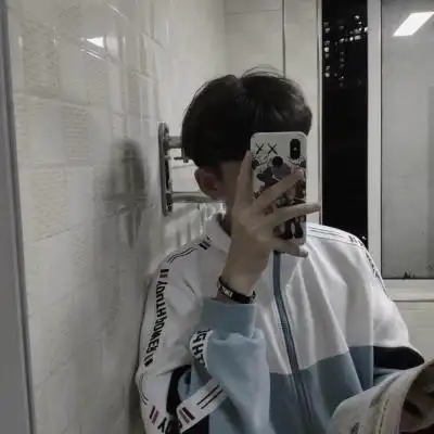 男生拿手机遮脸头像初恋迈进老树