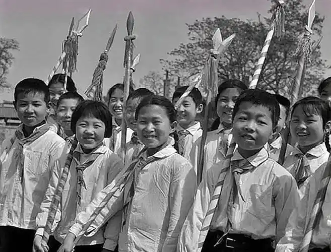 西安老照片:图2红小兵队员真可爱,图3卖鸡蛋的小朋友们