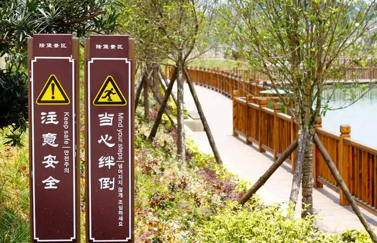 现在越来越多的标识设计向着个性化,创意化发展,创意的标识标牌总能让