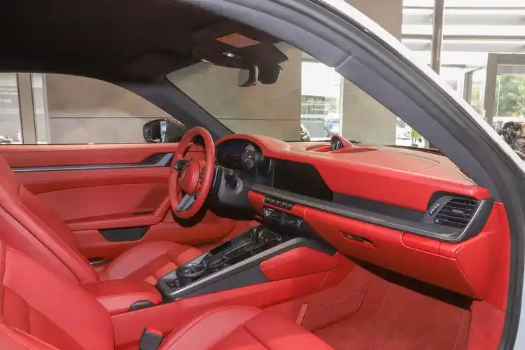 内饰部分,911turbo系列的中控台整体布局依然与911车型相同,但在细节