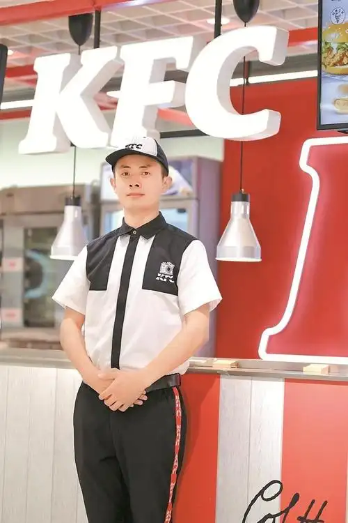 成为了肯德基首位"天使"经理他从最基层的工作做起一点也不影响他做事