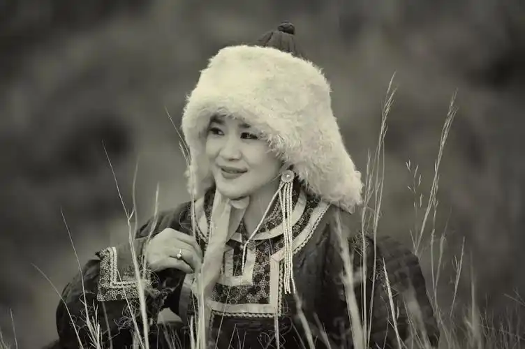 《aavdaa》 作词&作曲:恩和泰翁(蒙古国) 演唱:敖登 生长在内蒙古