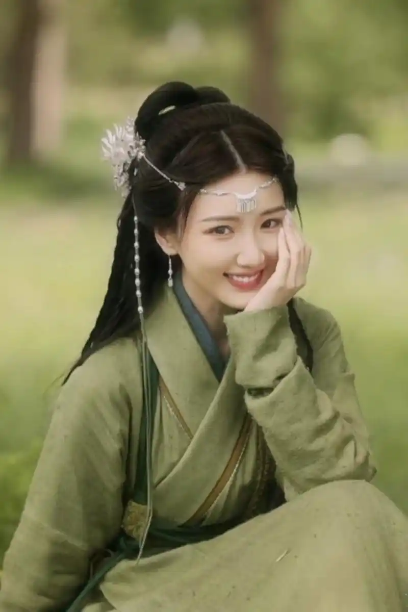 咱说女明星都这么不挑吗?汉服材质这么差,纯纯靠脸撑着.#毛晓彤