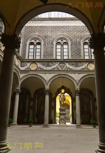 这座建筑是美第奇府邸,第二次去进去了,见《佛罗伦萨美第奇府-米开罗