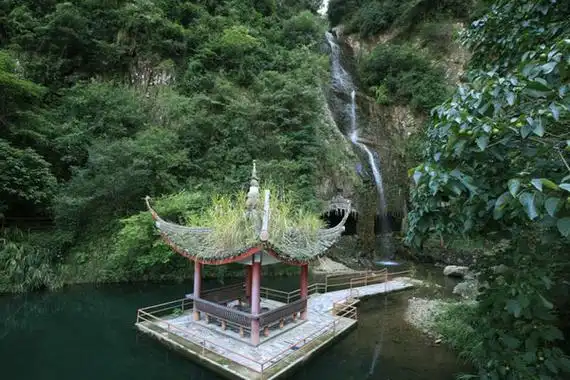 p>牛头山度假村位于临海市区12公里的 a target="_blank" href="