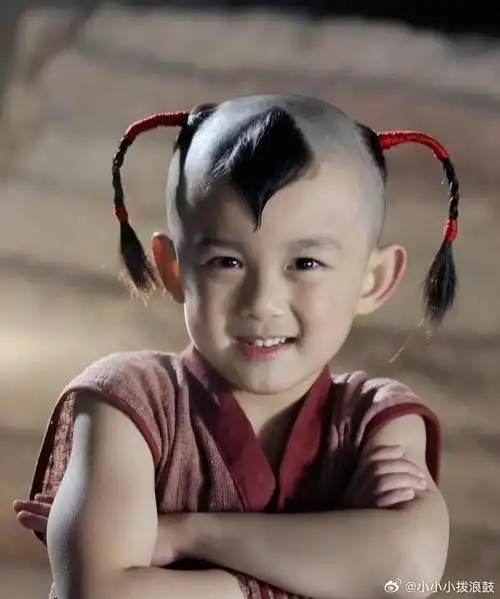 而且笑容一直没变过,清澈的眼神和治愈的笑容,他的电视剧为我们带来过