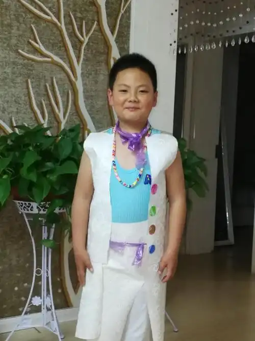 新宁路小学二年级三班环保时装秀作品(男生版)
