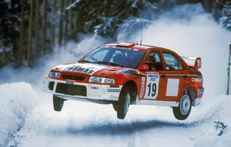 5代的lancer evo车型就是三菱征战2001年wrc拉力赛车,是safari赛事的