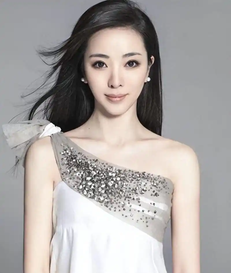 曾经的"央视美女主持"李思思去向成谜