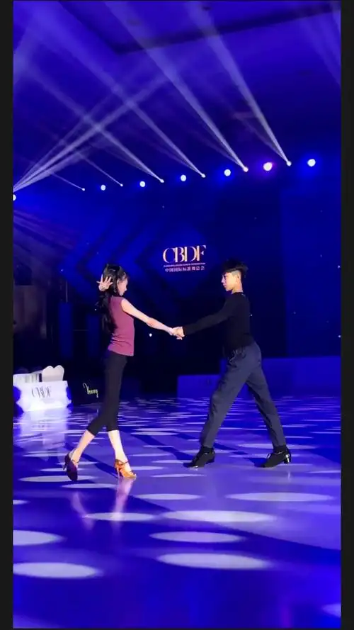 拉丁舞#又可以在重庆赛上看到墨茉组合了,听说昨晚还在努力练习中